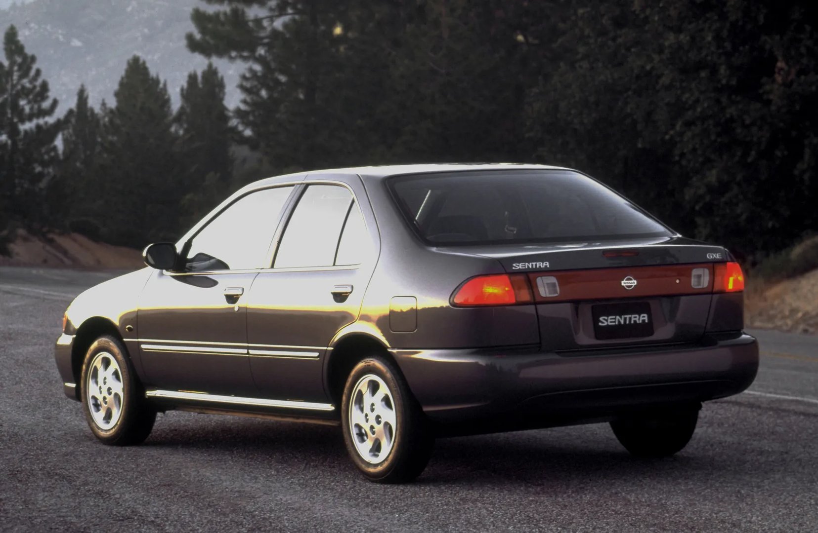 Nissan_Sentra_4_generation__Sedan__1.jpg