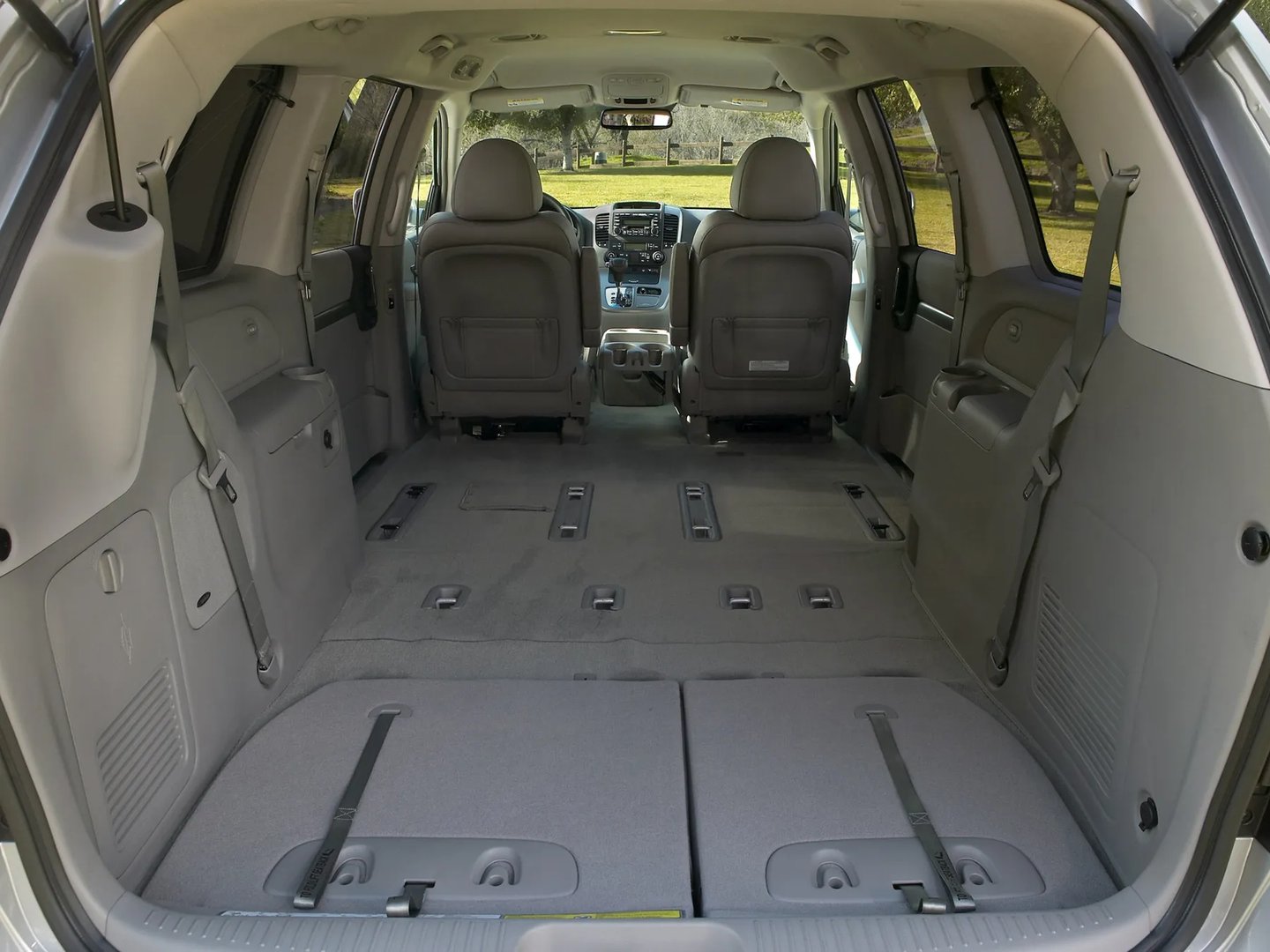 Hyundai_Entourage_1_generation__Minivan__12.jpg