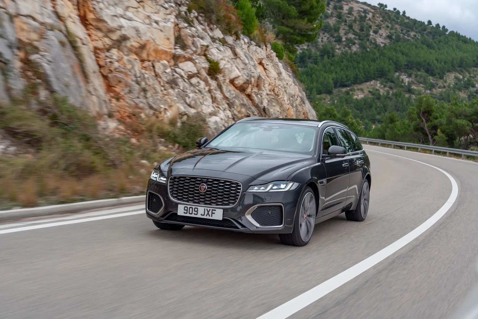 Jaguar_XF_2_generation_restyling__Estate_5-door__8.jpg