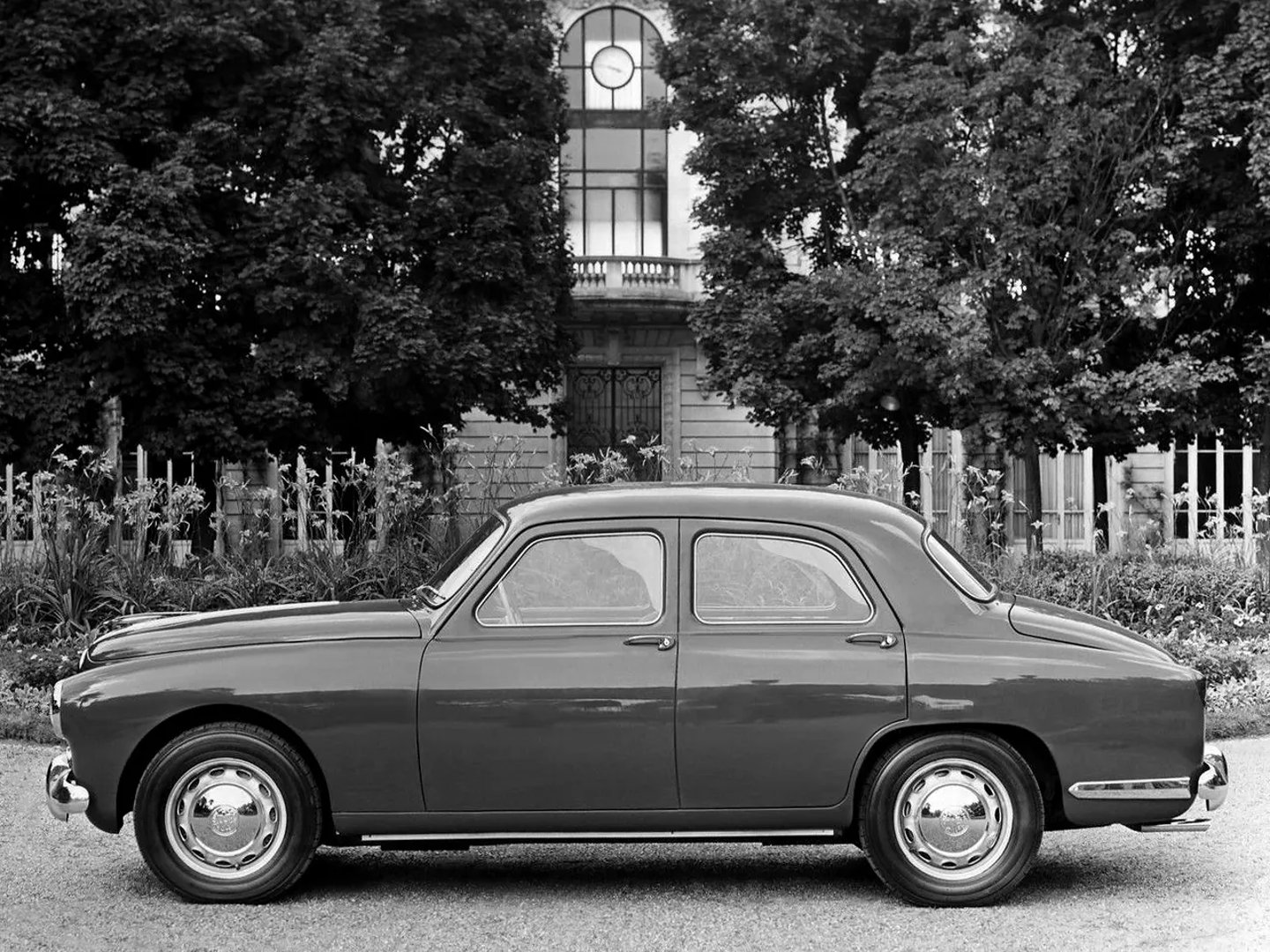 Alfa Romeo_1900_1_generation__Sedan__1.jpg