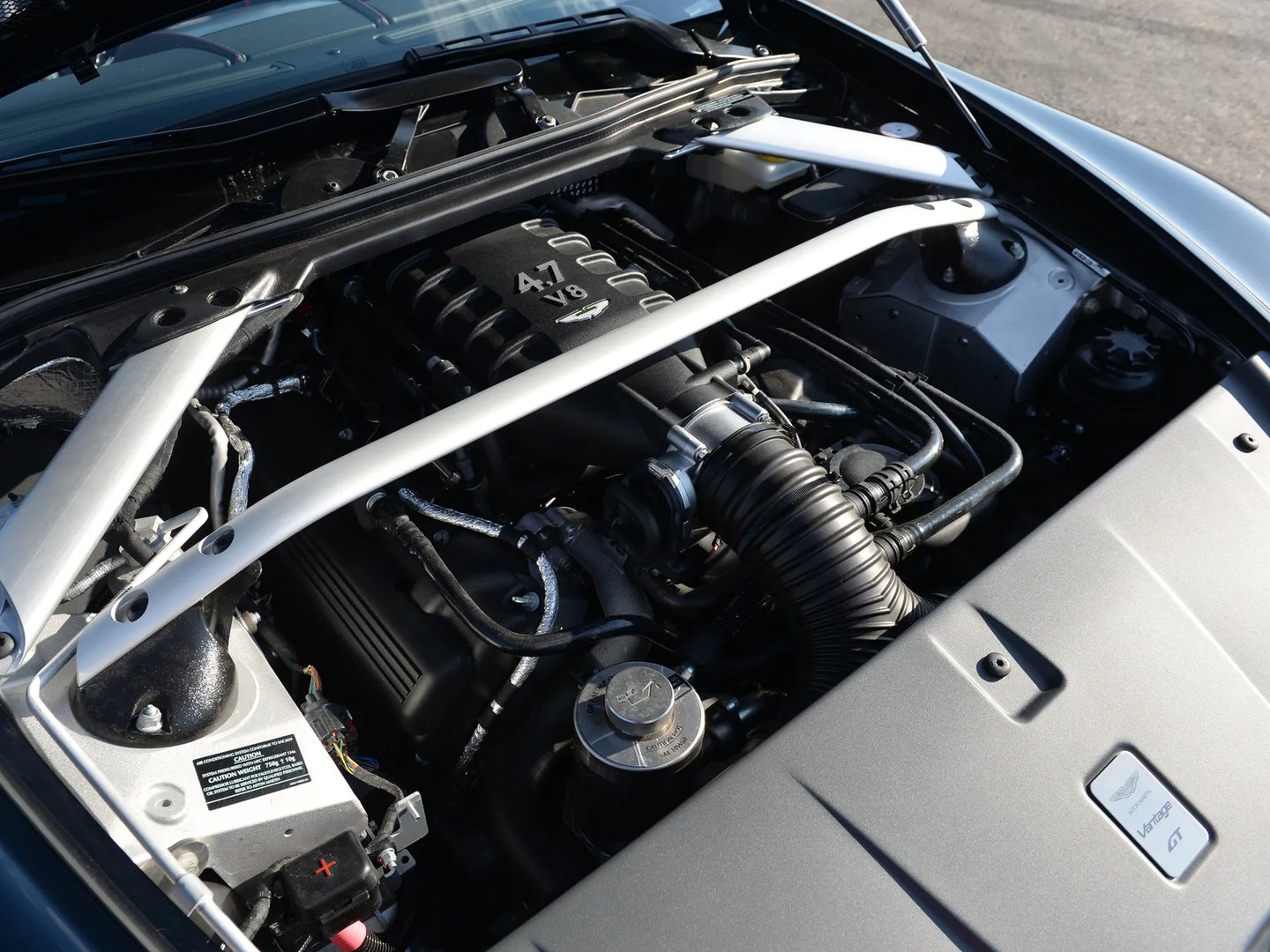 Aston Martin_Vantage_3_generation_restyling_2__Roadster__8.jpg