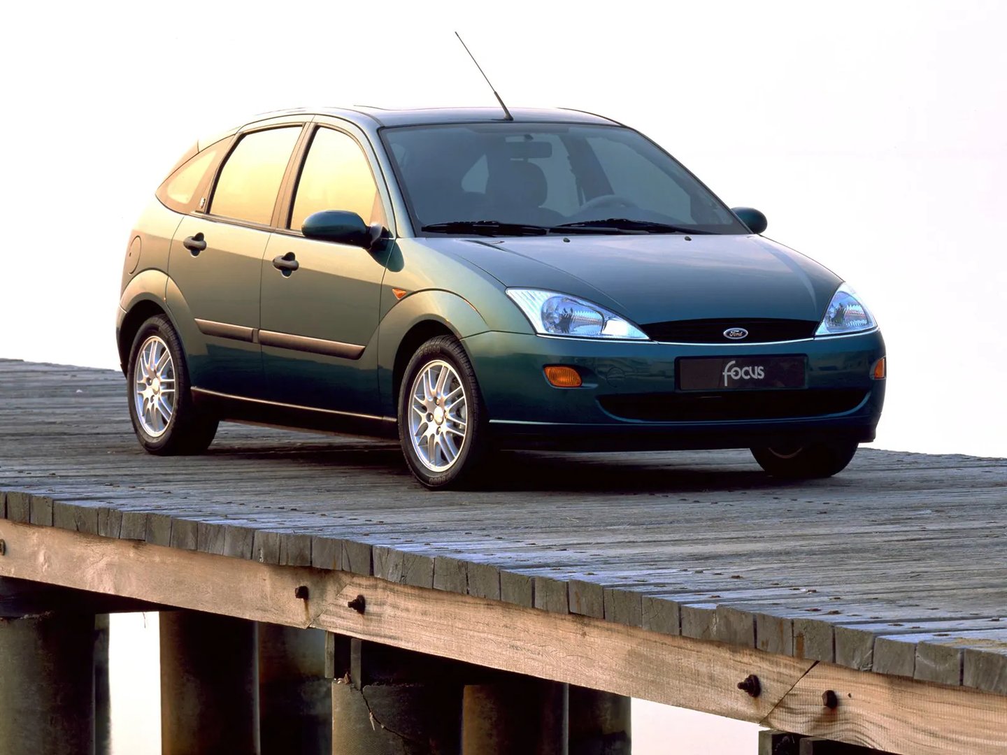 Ford_Focus_1_generation__Hatchback_5-door__13.jpg