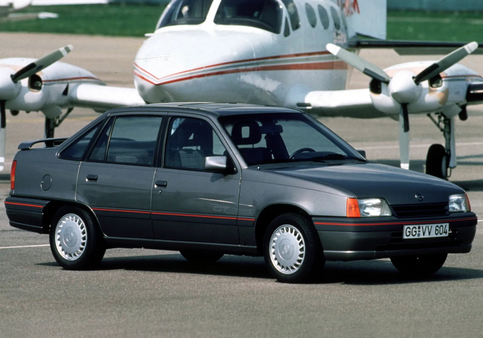 Opel_Kadett_5_generation_restyling__Sedan__6.jpg