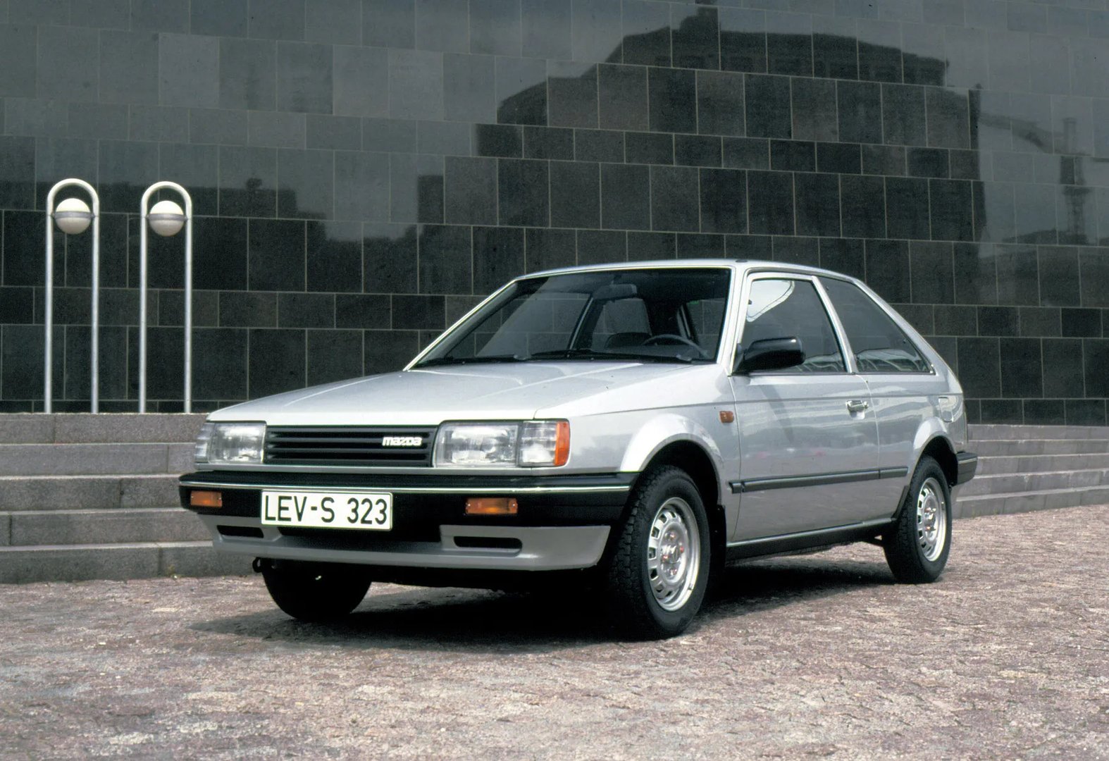 Mazda_323_Lantis_3_generation__Hatchback_3-door__4.jpg