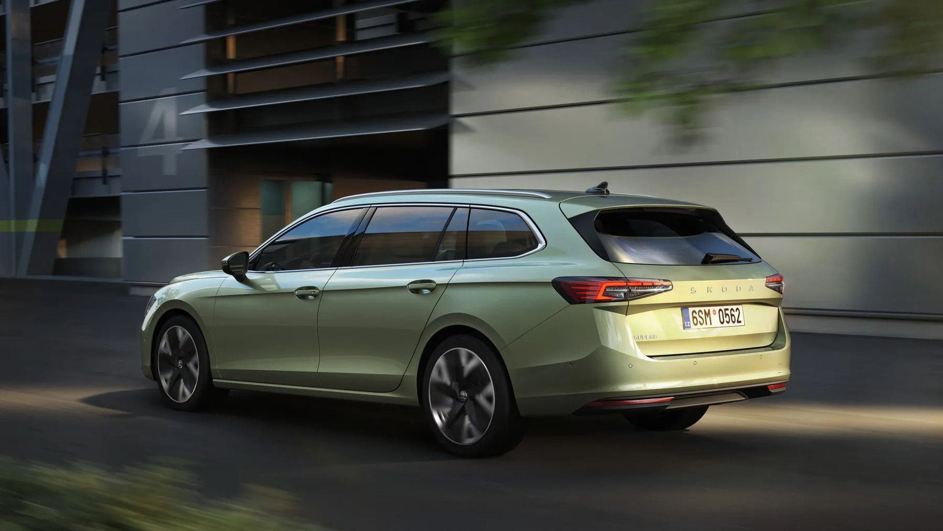 Skoda_Superb_4_generation__Estate__10.jpg