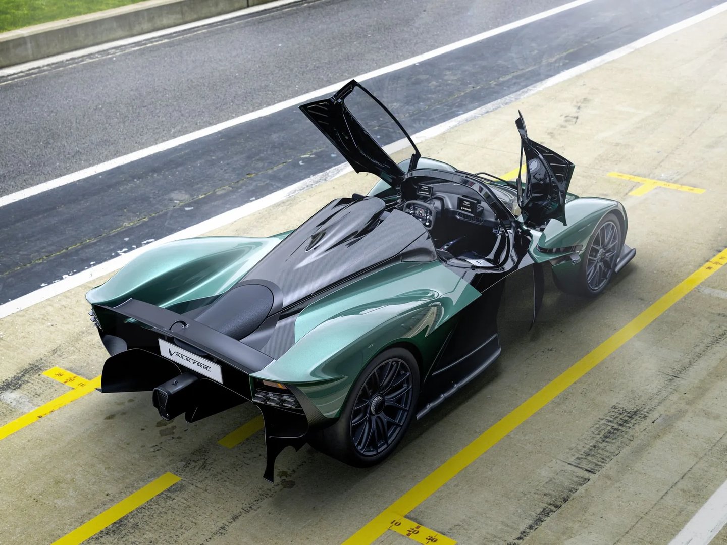 Aston Martin_Valkyrie_1_generation__Roadster__1.jpg
