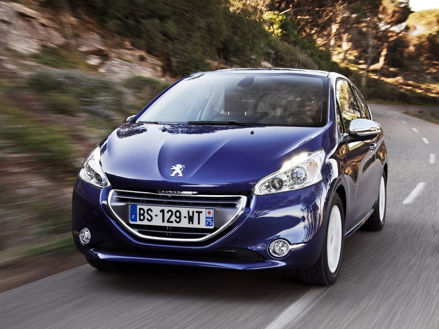 Peugeot_208_1_generation__Mini_3-doors__6.jpg