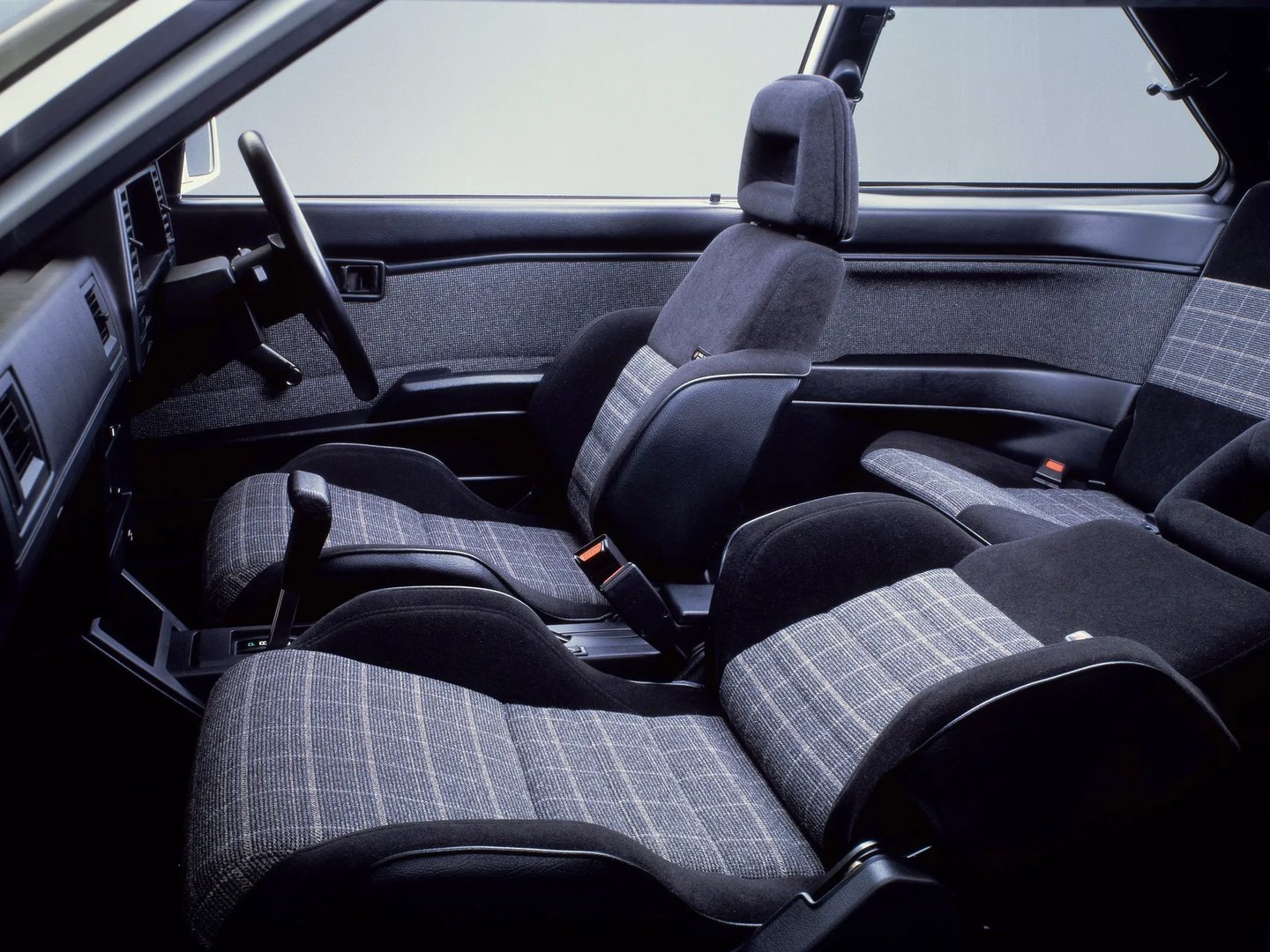 Nissan_Sunny_6_generation__Hatchback_3-door__9.jpg