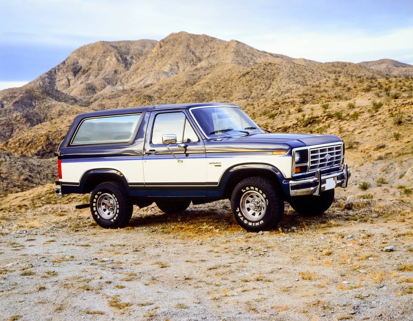 Ford_Bronco_3_generation__SUV_3-doors__10.jpg