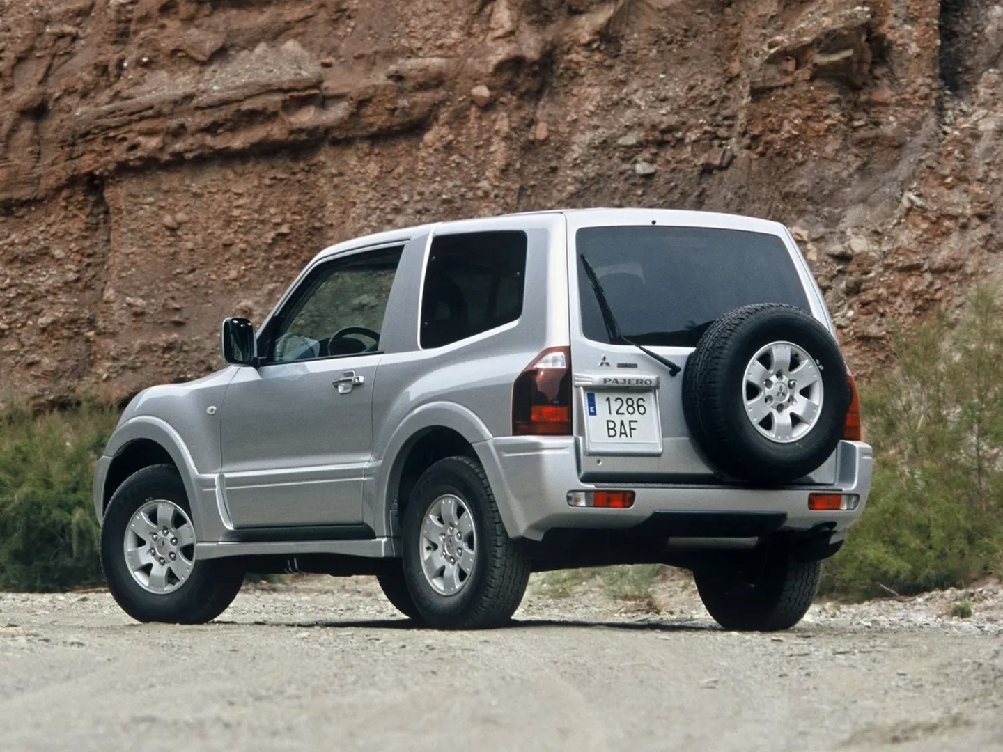 Mitsubishi_Pajero_3_generation_restyling_1__SUV_3-doors__3.jpg