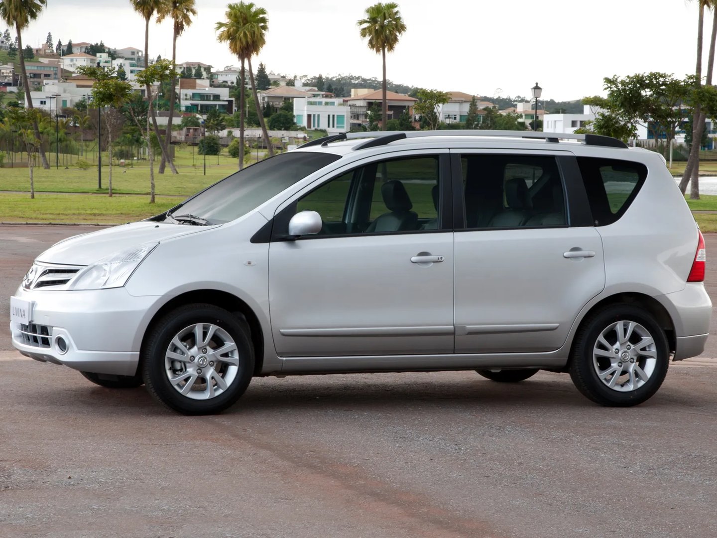 Nissan_Livina_1_generation__Minivan__12.jpg