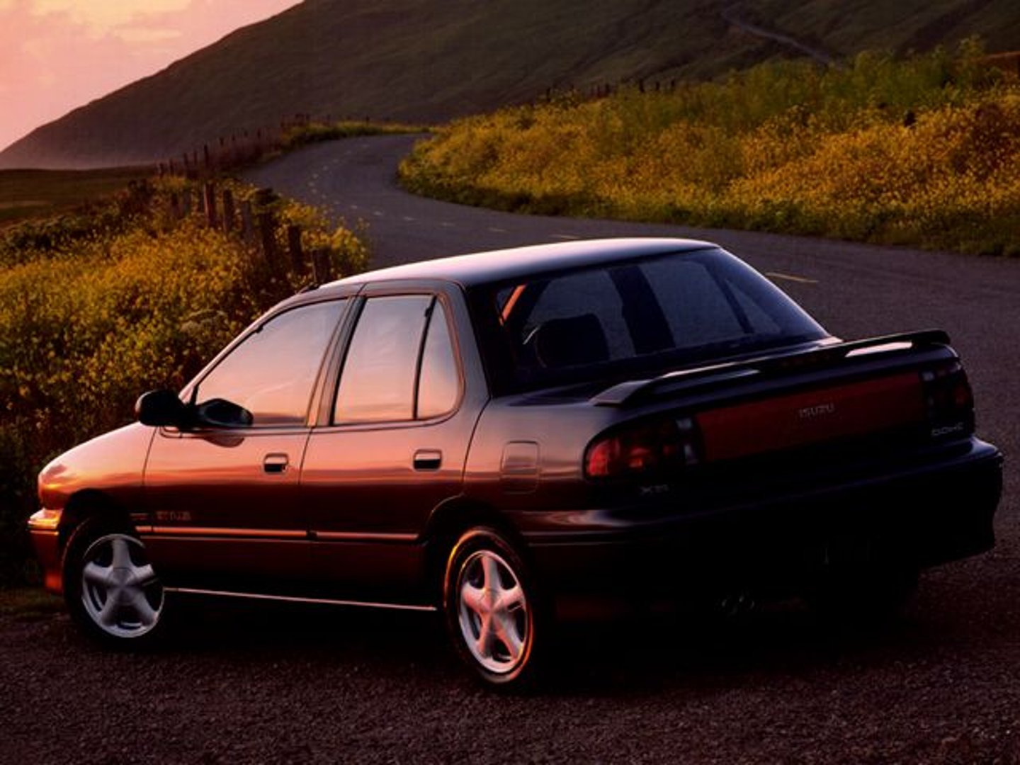 isuzu_Stylus_1_generation__Sedan__8.jpg