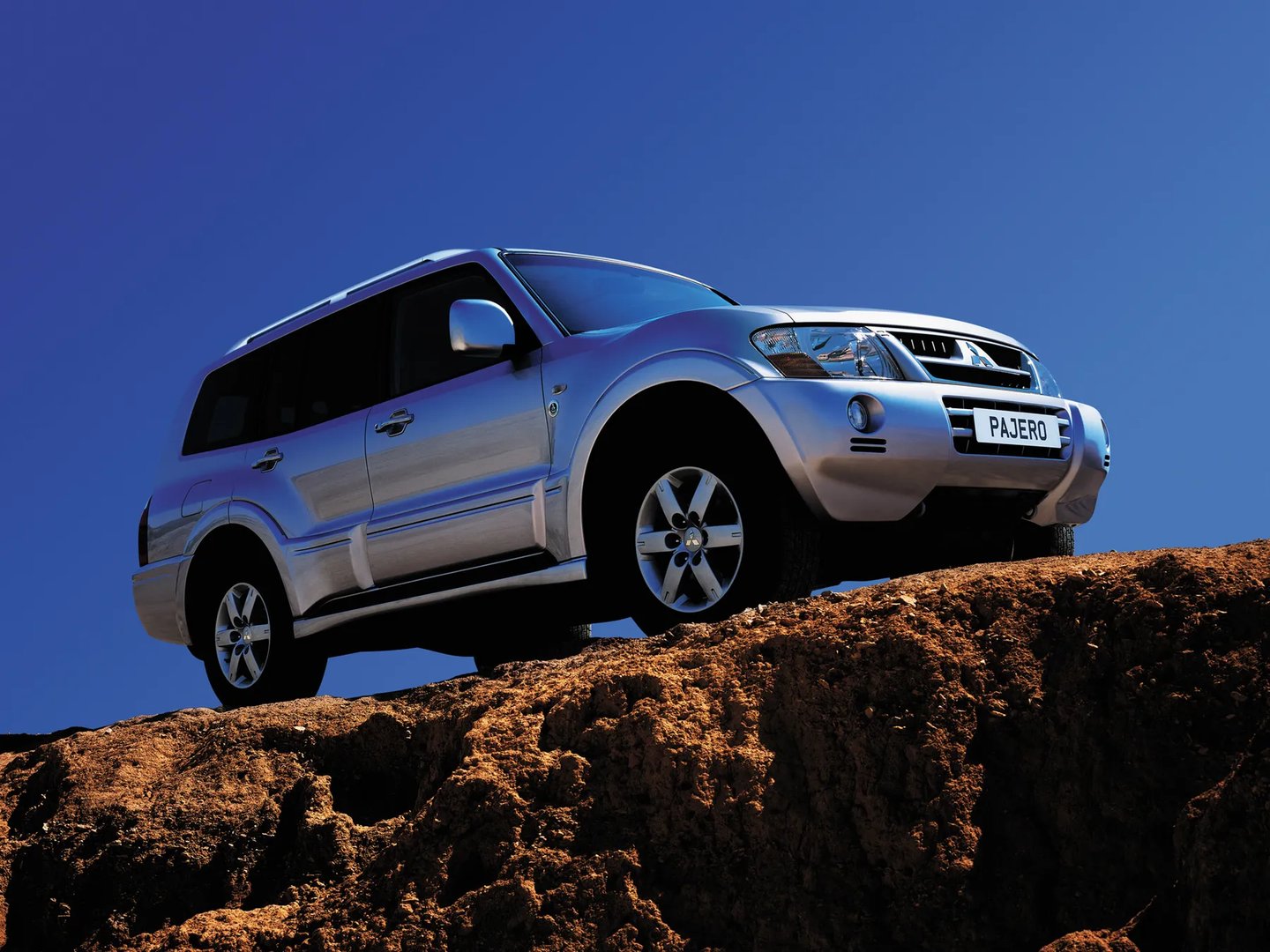 Mitsubishi_Pajero_3_generation_restyling_1__SUV_5-doors__5.jpg