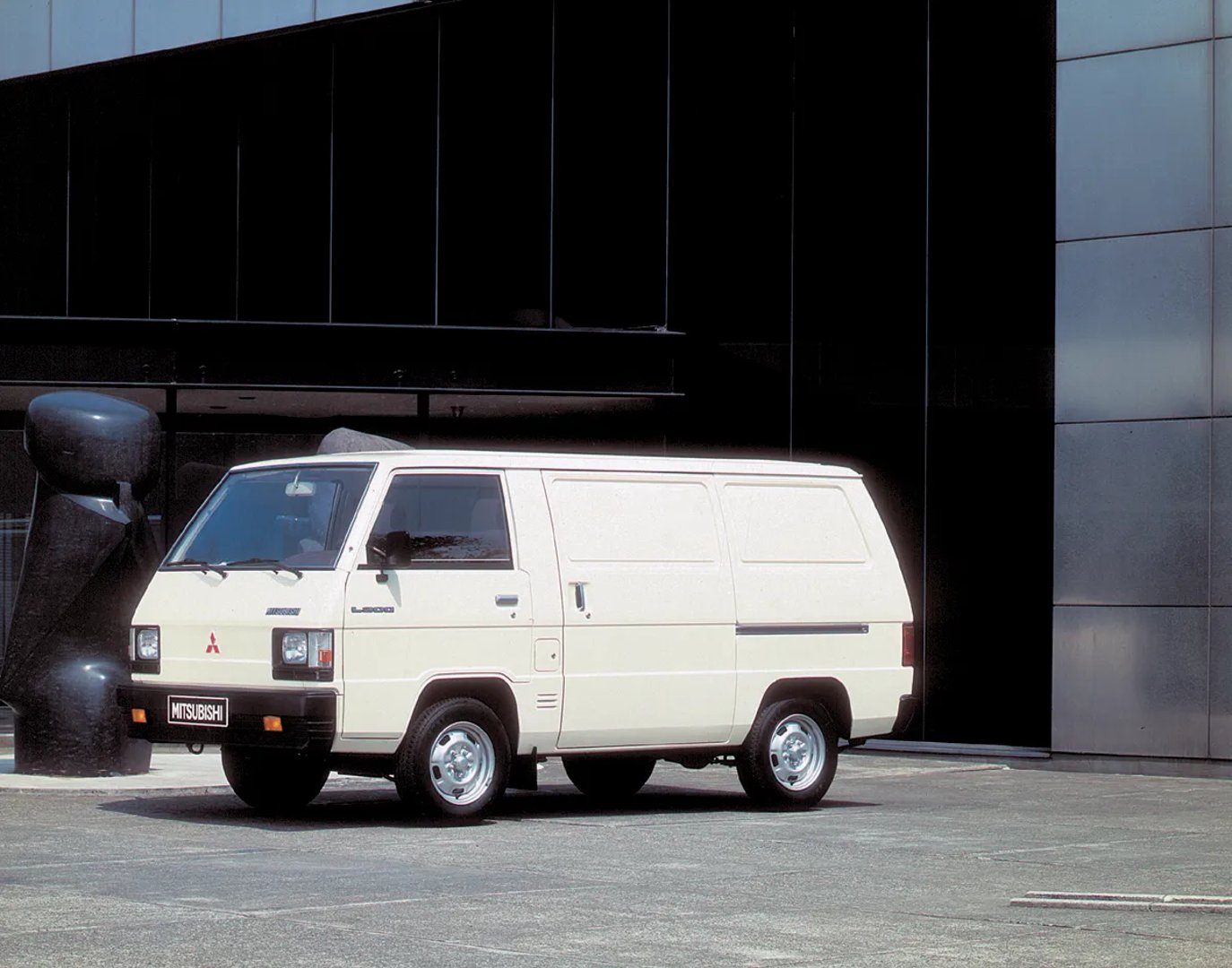 Mitsubishi_L300_1_generation__Van__3.jpg
