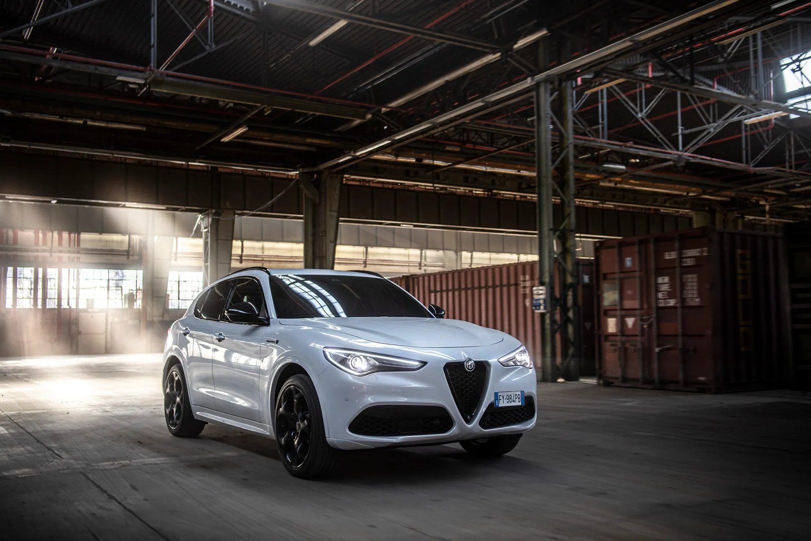 Alfa Romeo_Stelvio_1_generation_restyling__SUV_5-doors__1.jpg