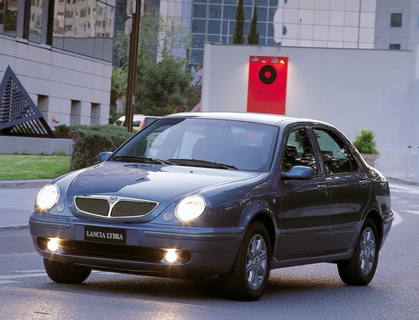 Lancia_Lybra_1_generation__Sedan__10.jpg