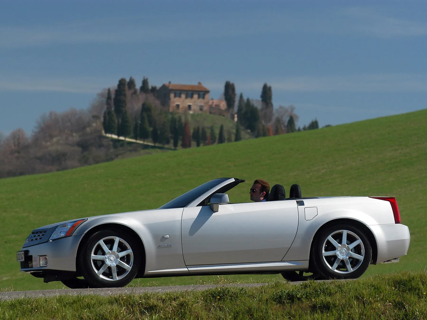 Cadillac_XLR_1_generation__Roadster__4.jpg