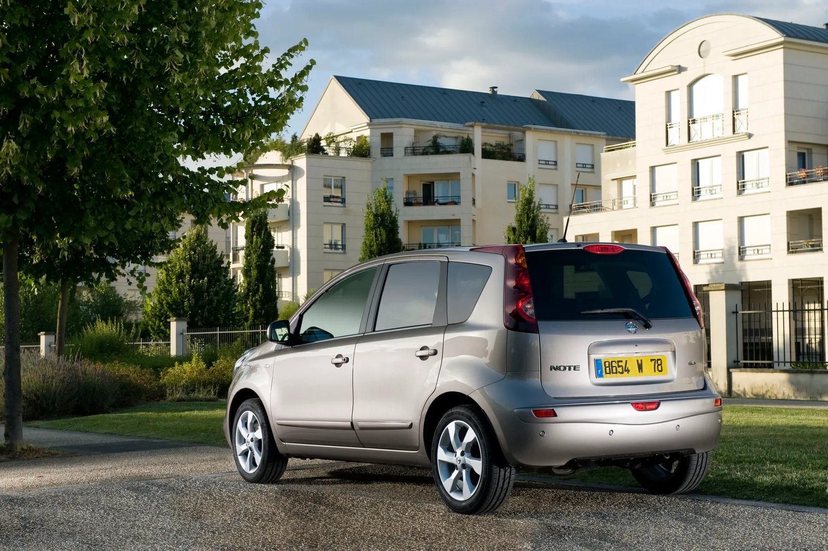Nissan_Note_1_generation_restyling__Hatchback_5-door__2.jpg