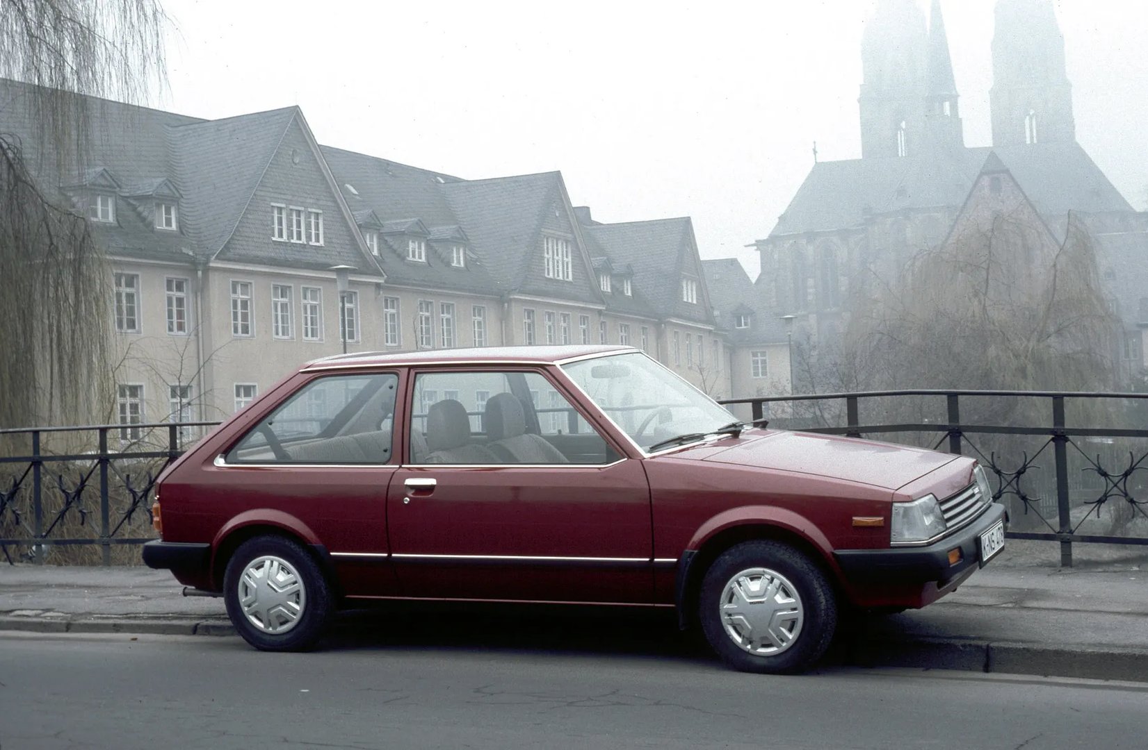 Mazda_323_Lantis_2_generation__Hatchback_3-door__4.jpg