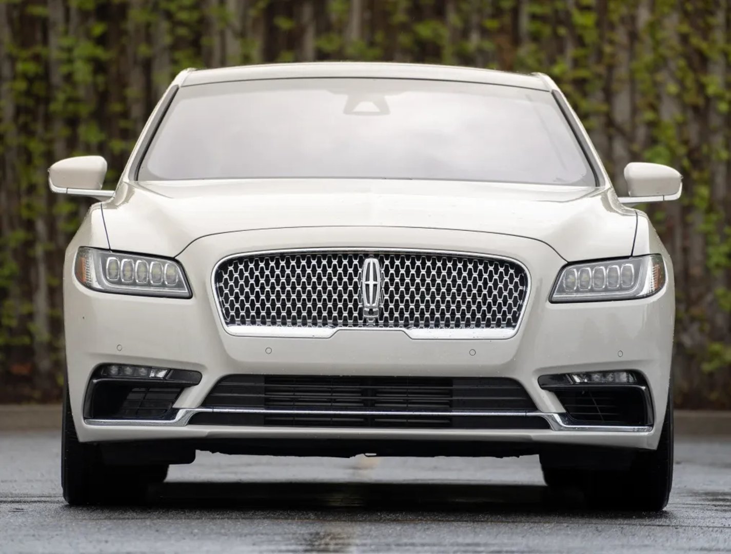 Lincoln_Continental_10_generation__Sedan__11.jpg