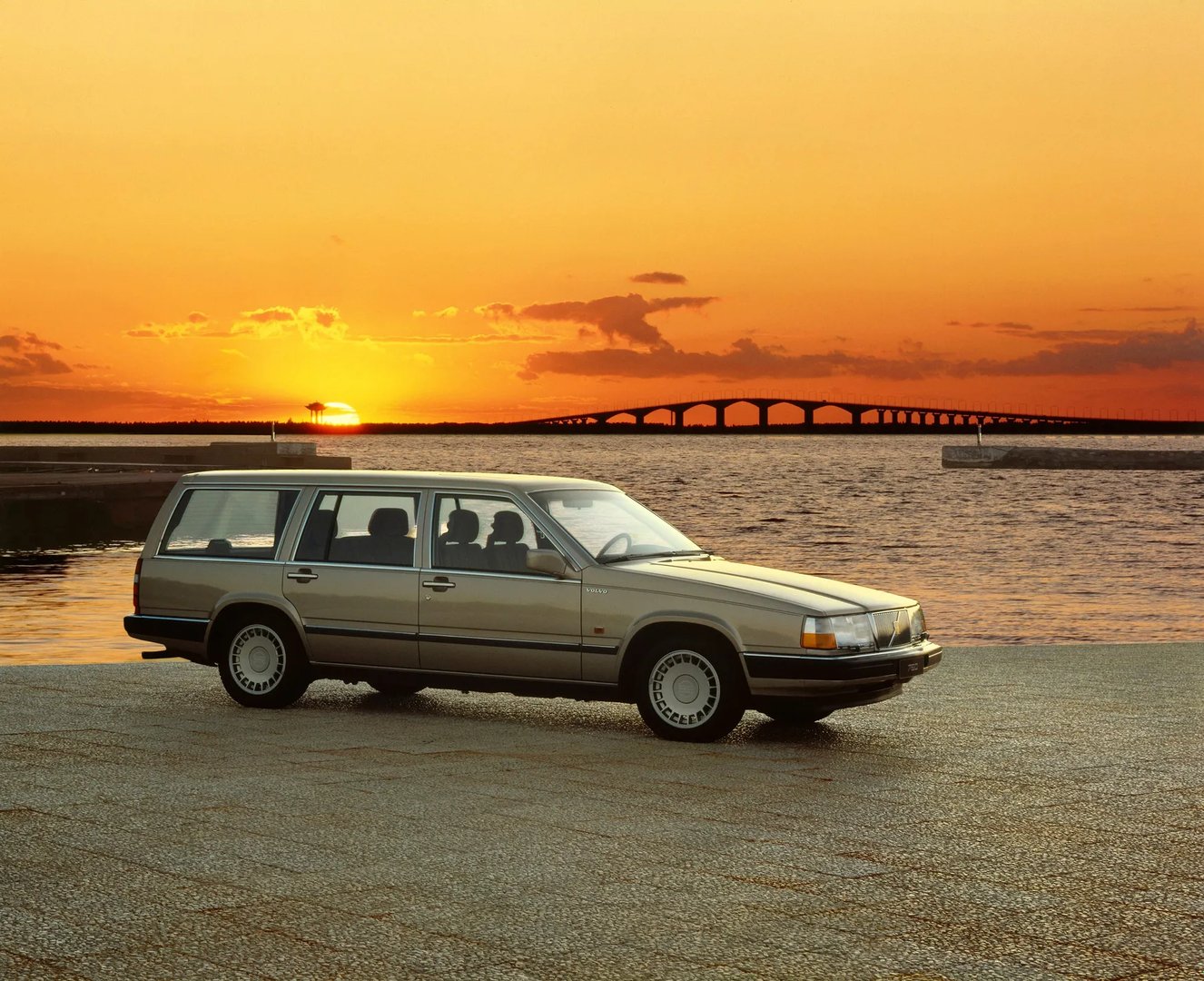 Volvo_760_1_generation__Estate_5-door__4.jpg