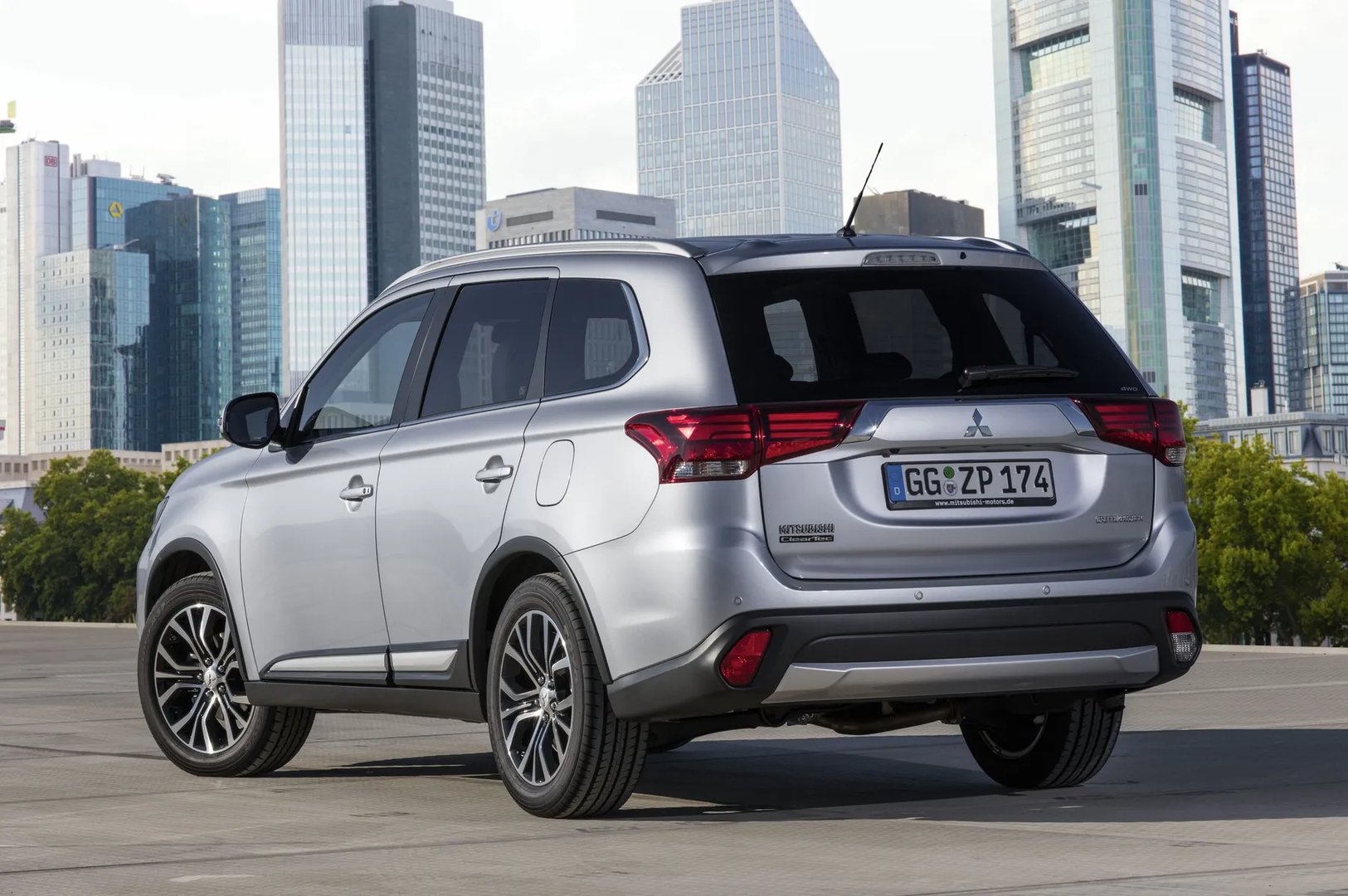 Mitsubishi_Outlander_3_generation_restyling_2__SUV_5-doors__9.jpg