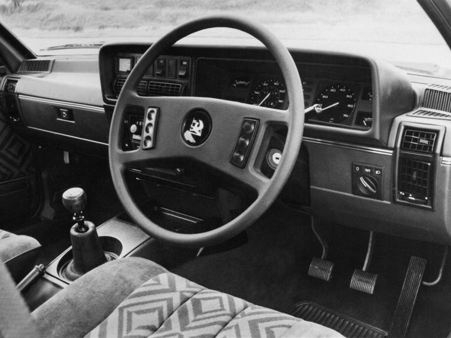 vauxhall_Viceroy_1_generation__Sedan__1.jpg