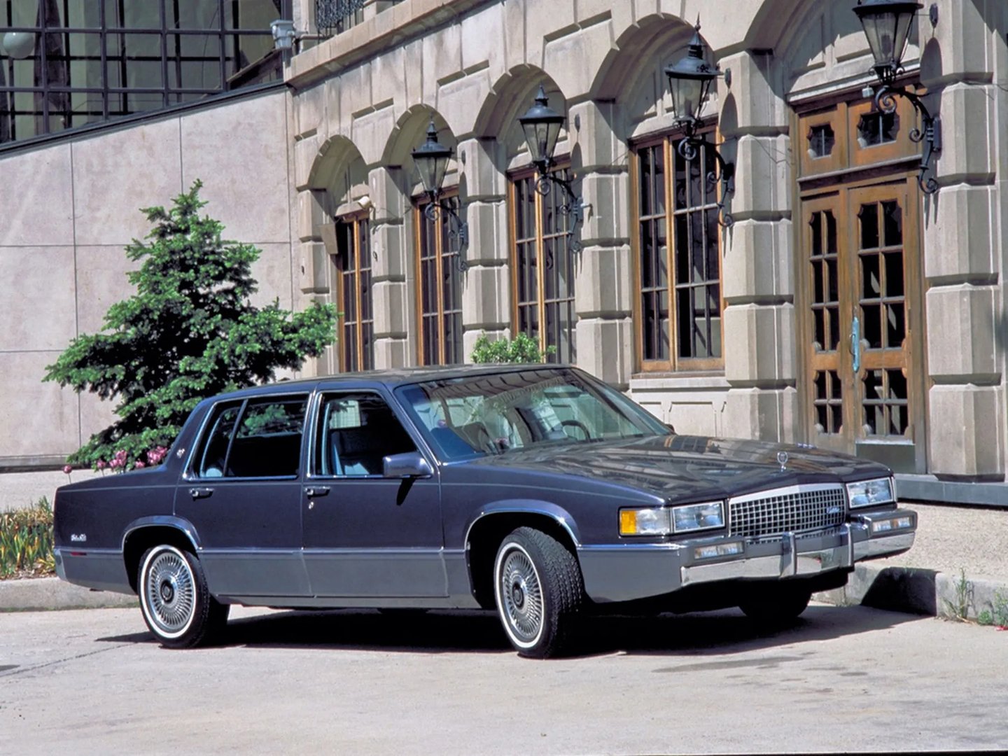 Cadillac_DeVille_6_generation__Sedan__1.jpg