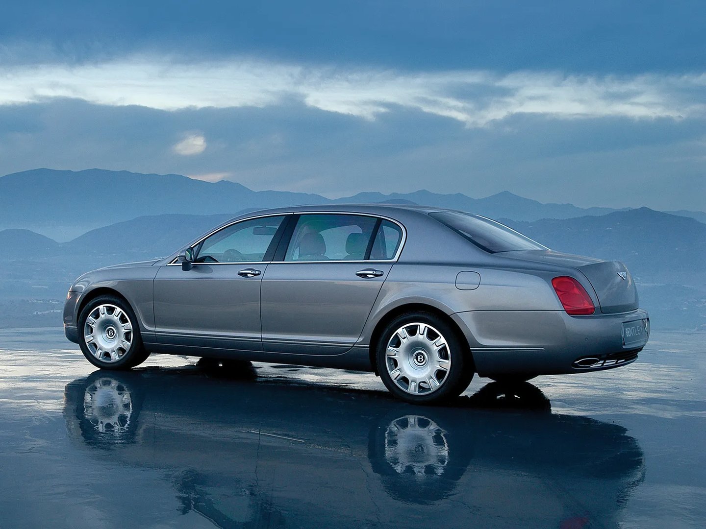 Bentley_Flying_Spur_1_generation__Sedan__1.jpg