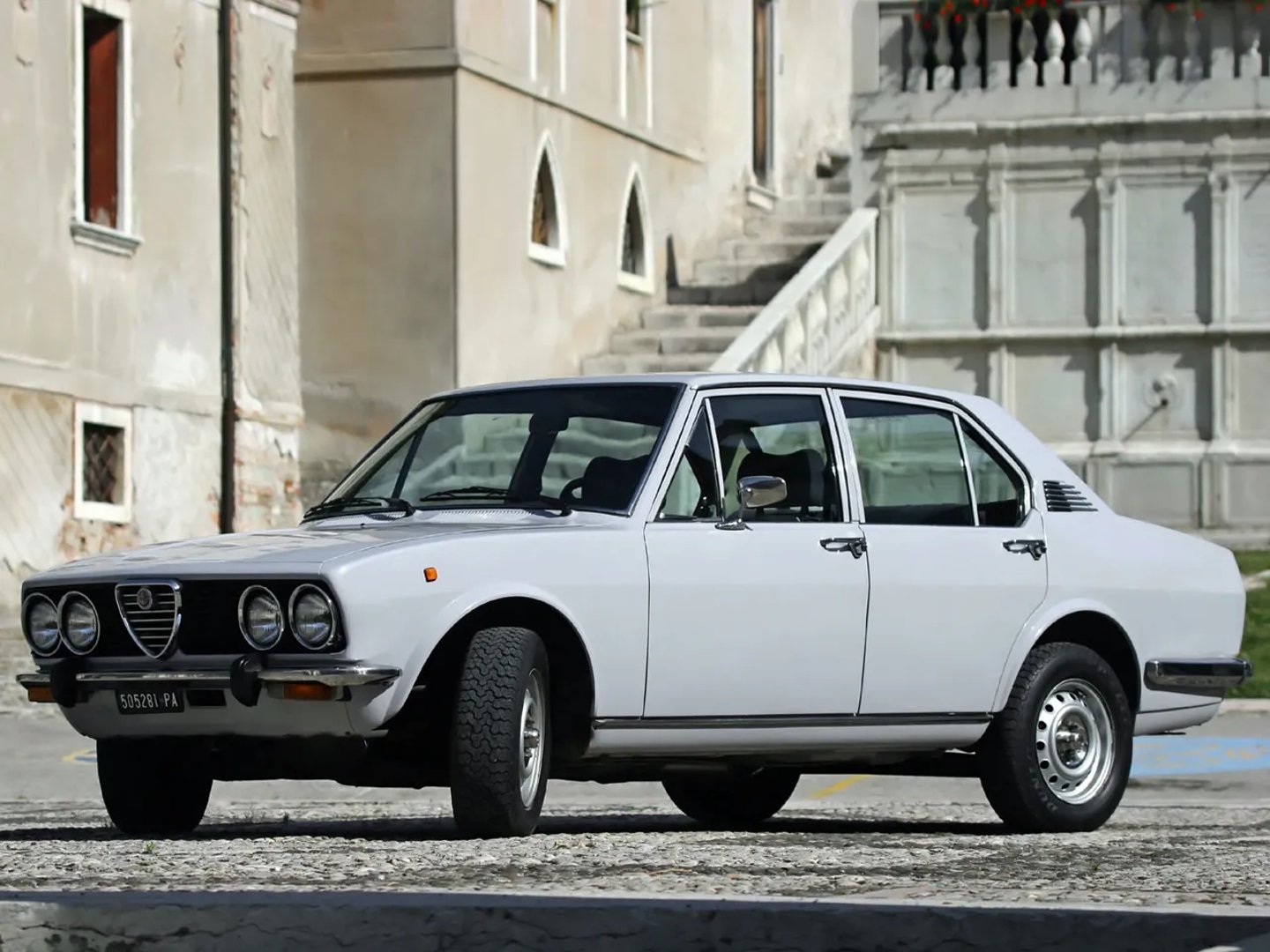 Alfa Romeo_Alfetta_1_generation__Sedan__2.jpg
