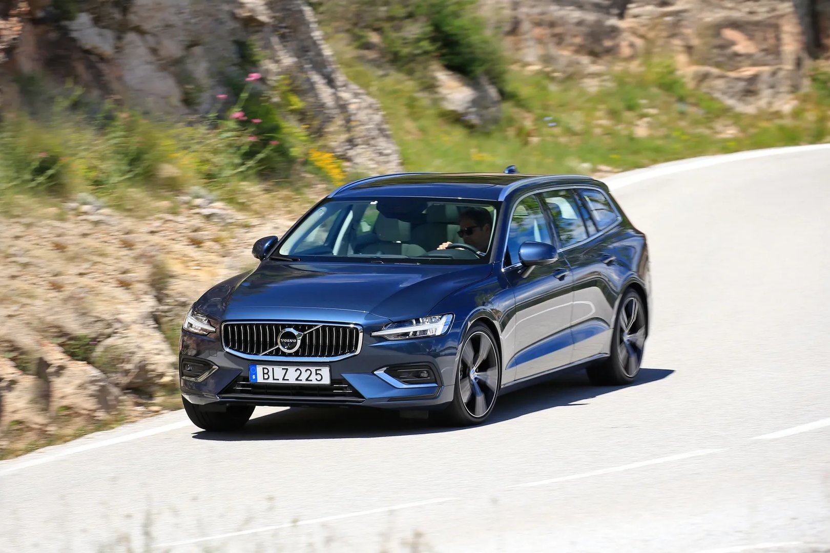 Volvo_V60_2_generation__Estate_5-door__5.jpg