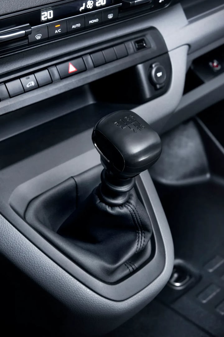 Toyota_ProAce_2_generation__Minivan_Long__13.jpg