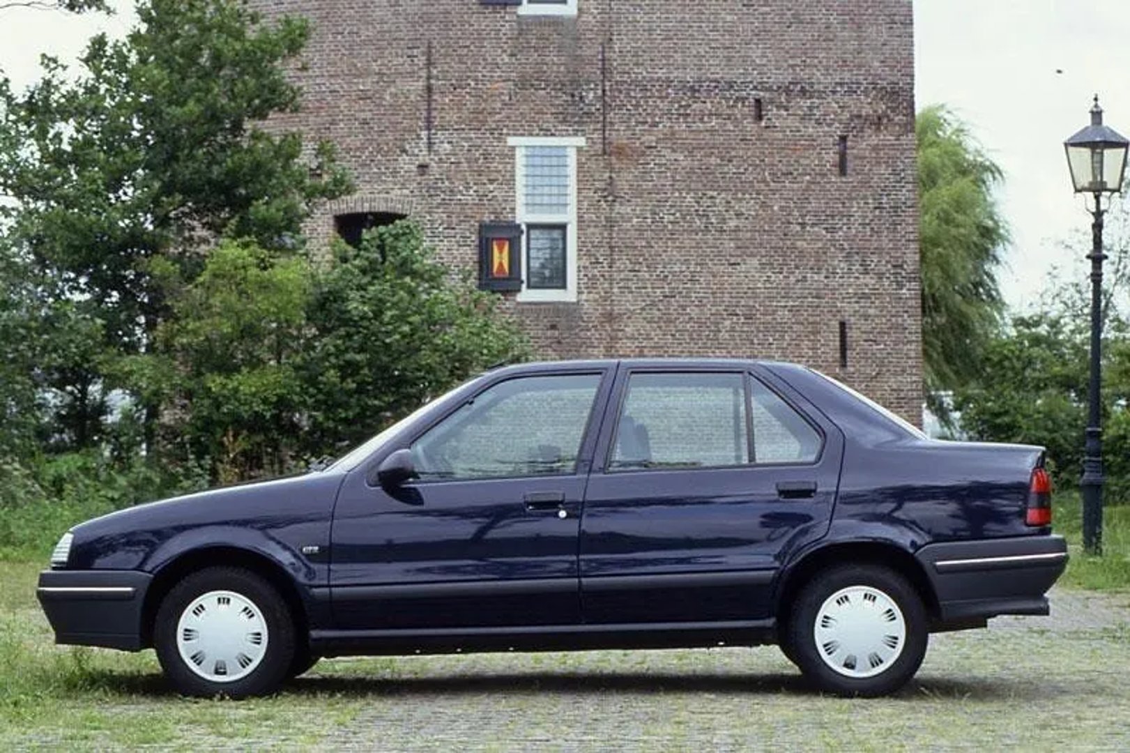 Renault_19_1_generation__Sedan__1.jpg