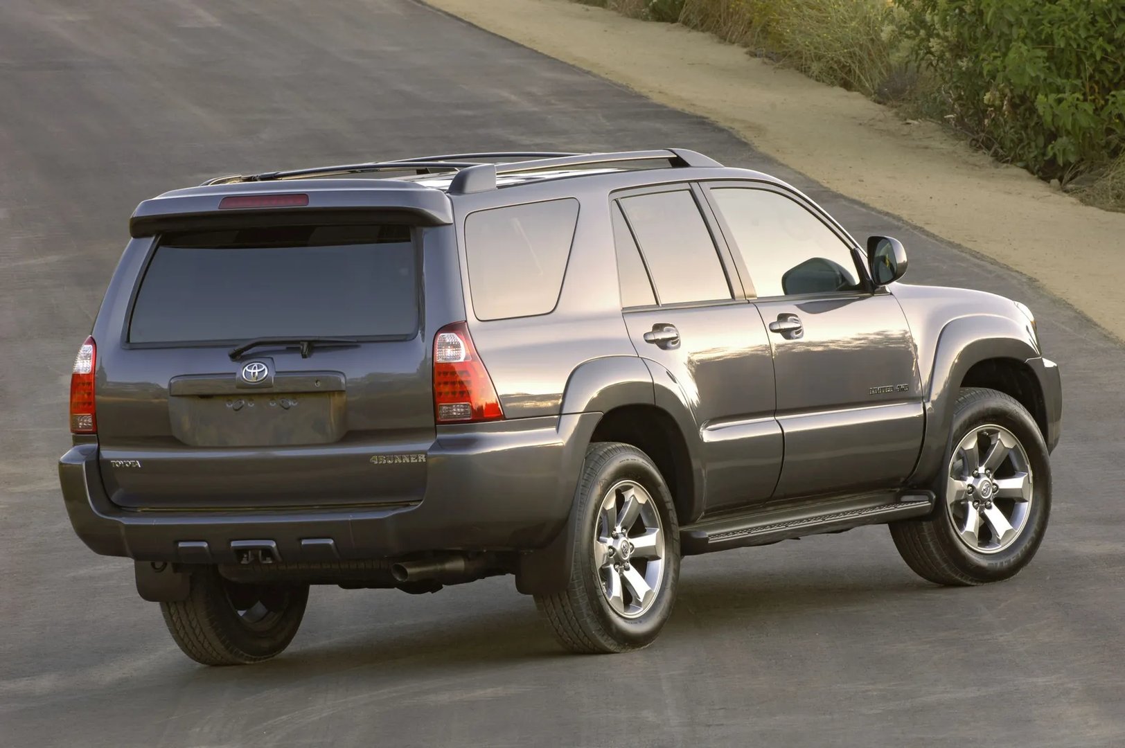 Toyota_4Runner_4_generation_restyling__SUV_5-doors__1.jpg