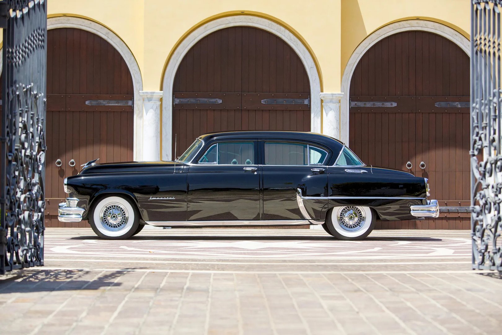 Chrysler_Imperial_6_generation__Sedan__3.jpg