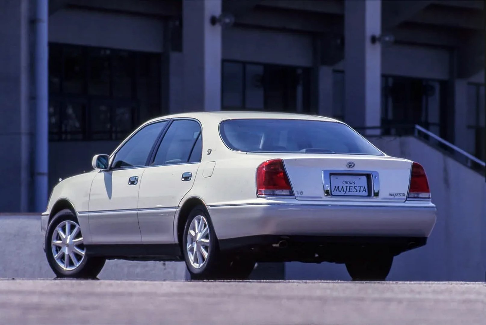 Toyota_Crown_Majesta_3_generation__Sedan__1.jpg