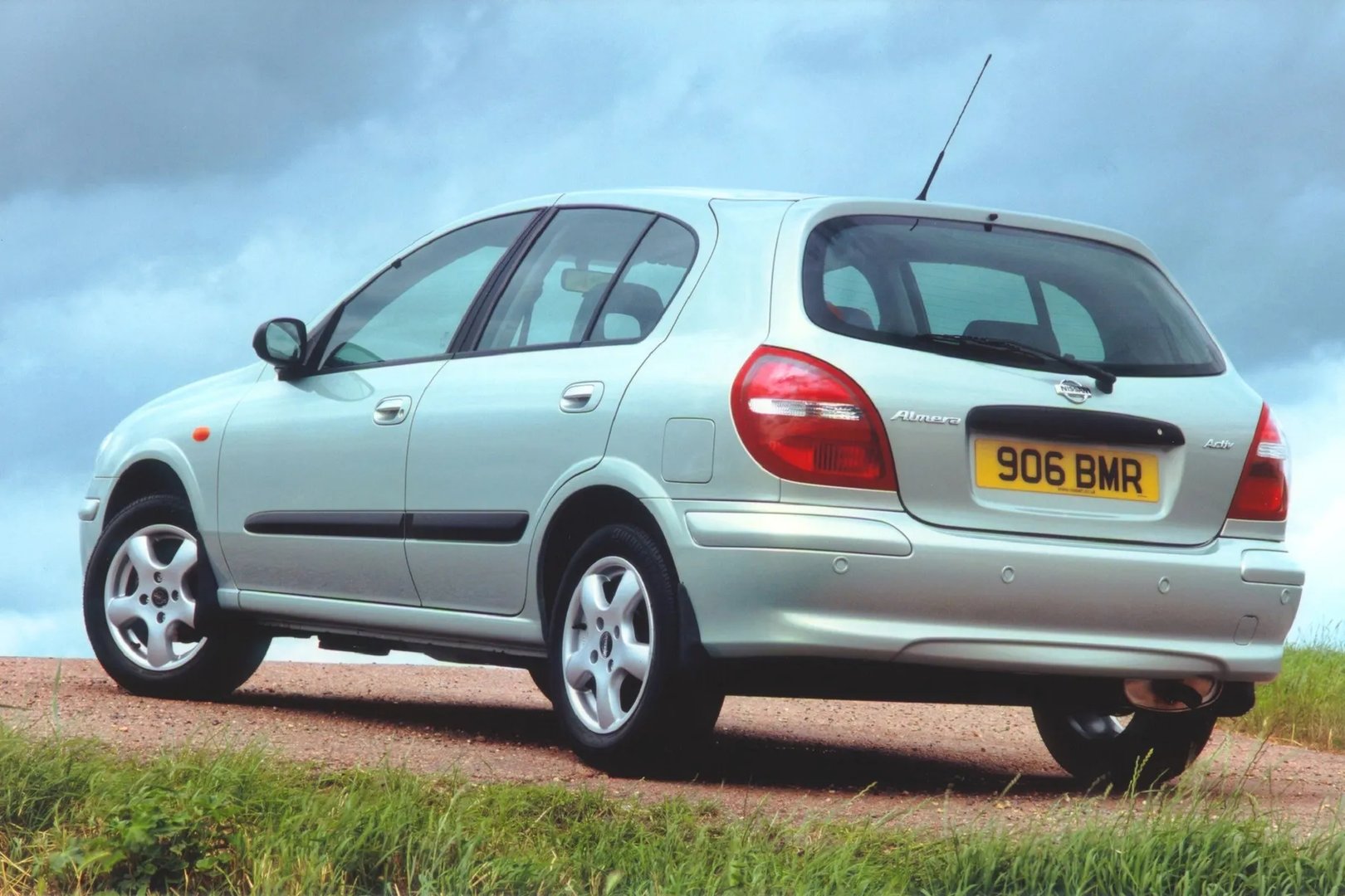 Nissan_Almera_2_generation__Hatchback_5-door__1.jpg