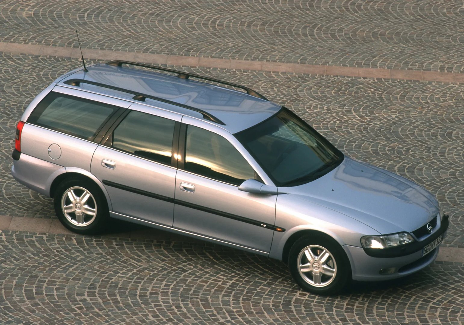Opel_Vectra_2_generation__Estate_5-door__8.jpg