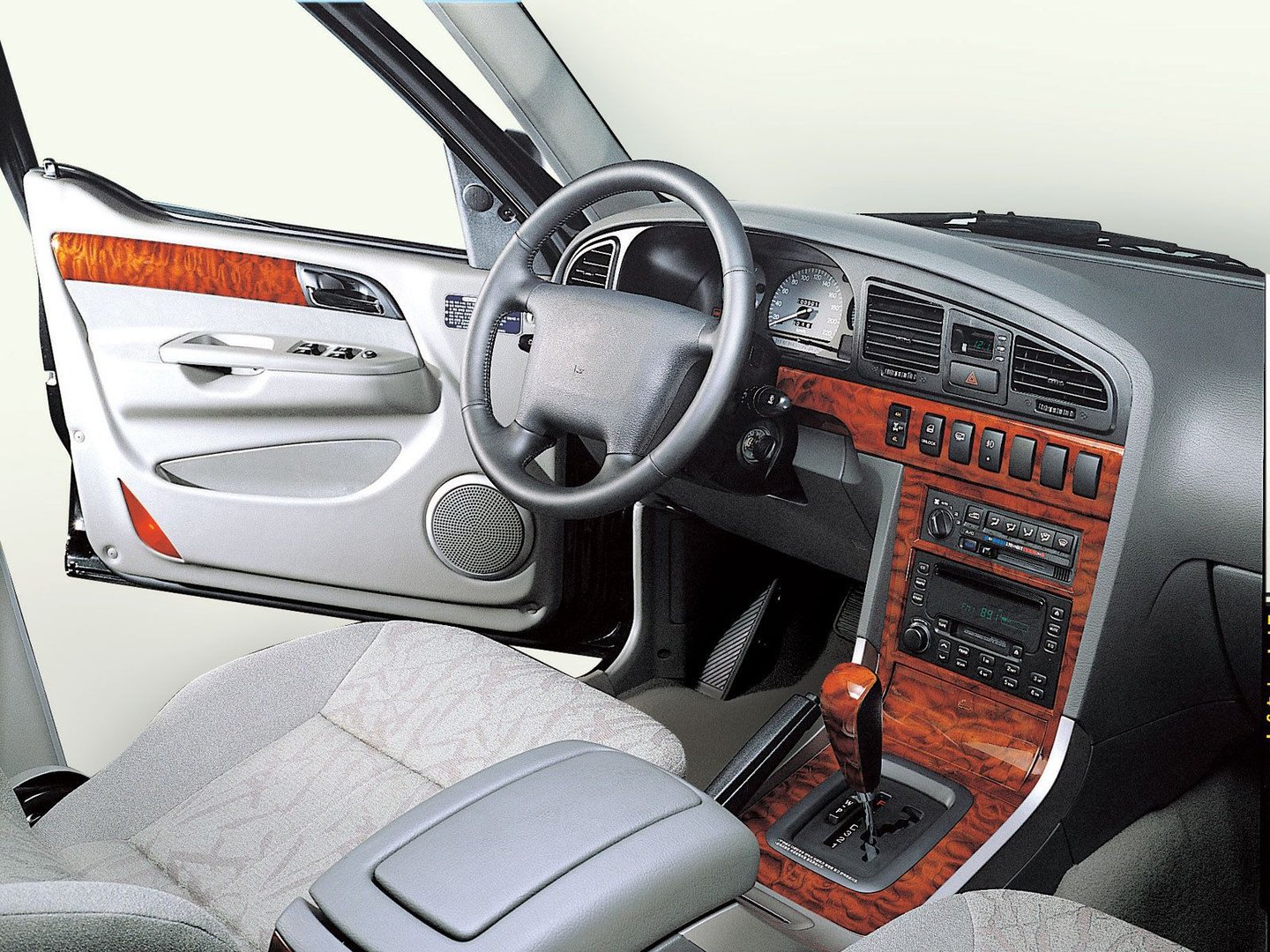 ssangyong_Musso_1_generation_restyling__Pickup_double-cab__8.jpg
