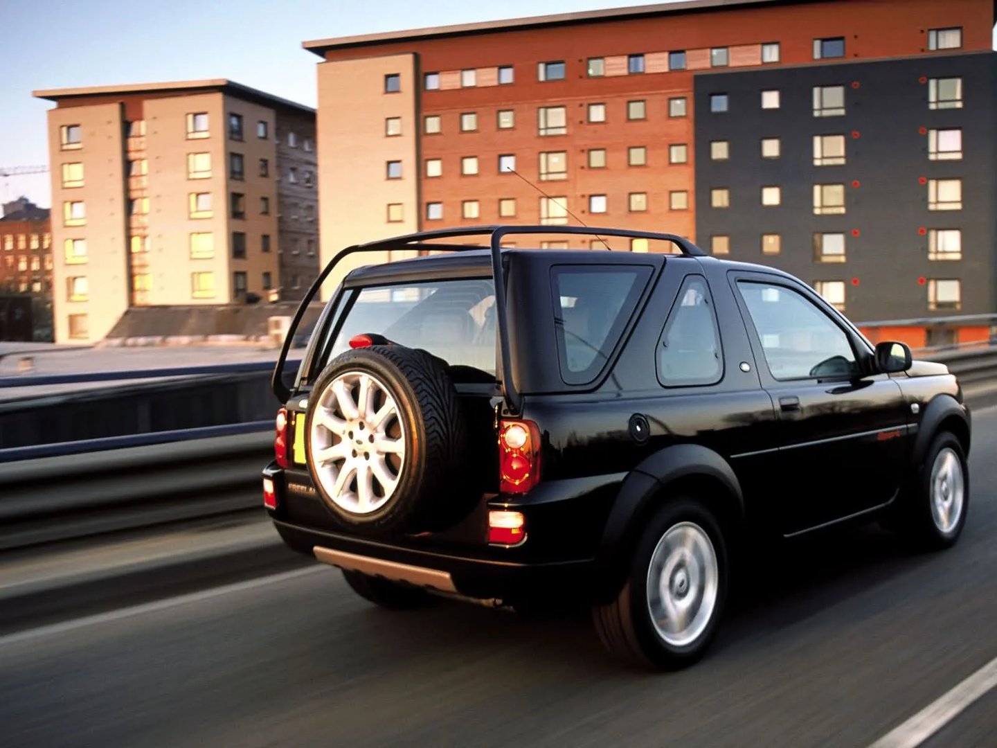 Land Rover_Freelander_1_generation_restyling__SUV_3-doors__5.jpg