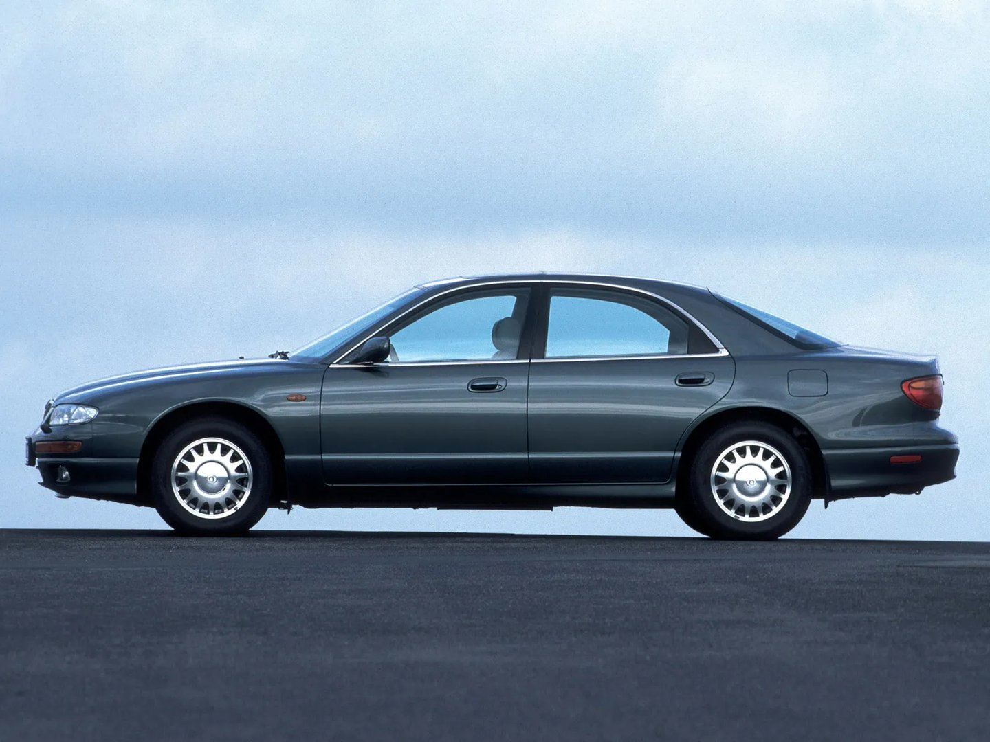 Mazda_Xedos_9_1_generation__Sedan__8.jpg