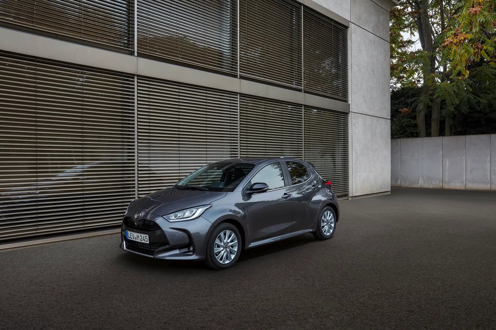 Mazda_2_Hybrid_1_generation__Mini_5-doors__4.jpg