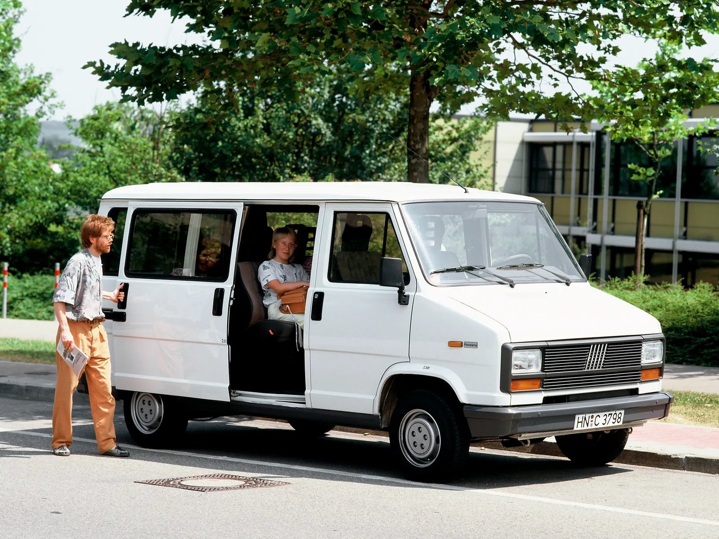 Fiat_Ducato_1_generation__Minibus__2.jpg