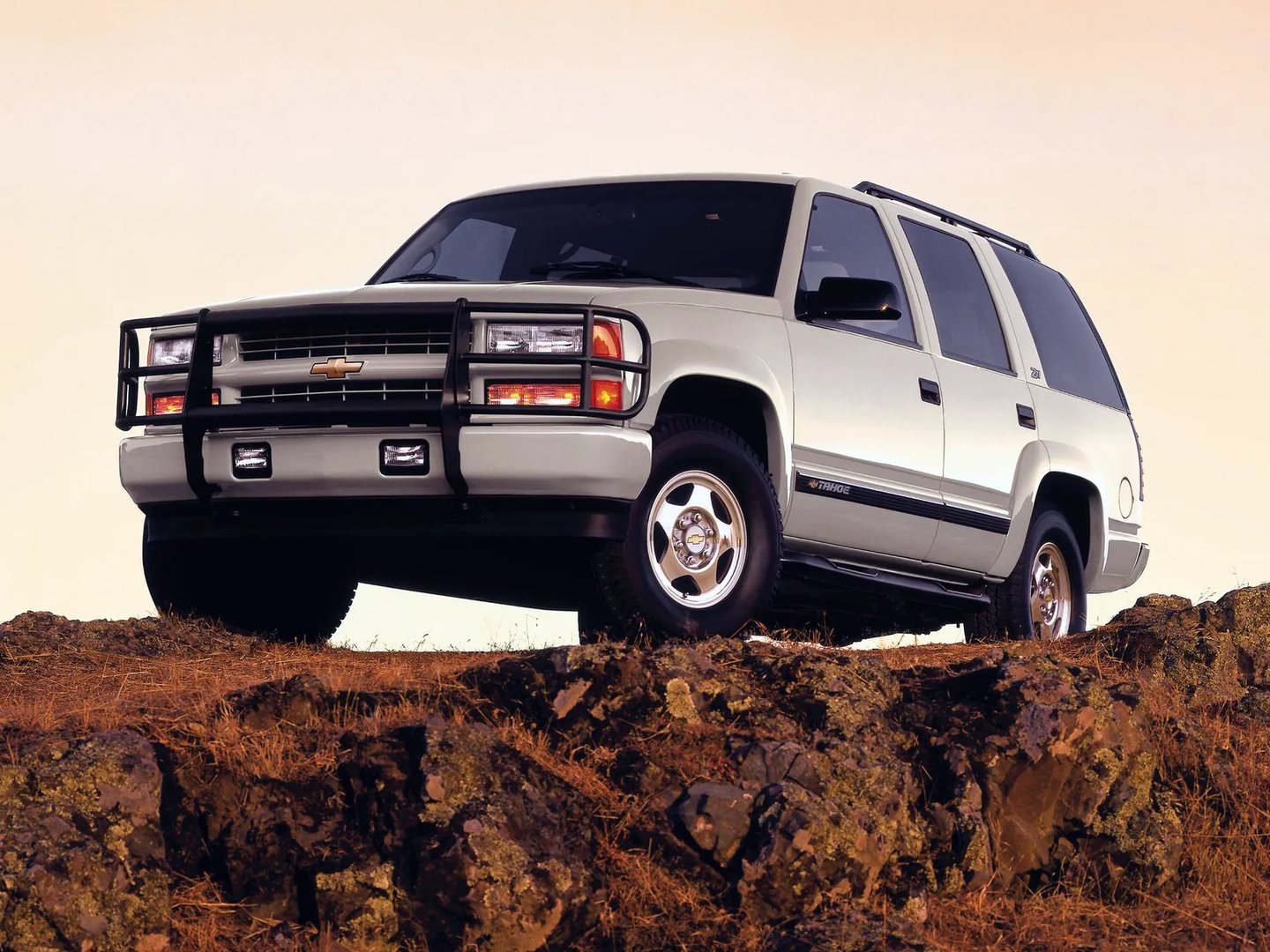 Chevrolet_Tahoe_1_generation__SUV_5-doors__2.jpg