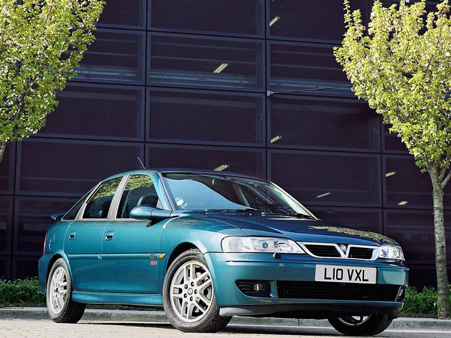 vauxhall_Vectra_2_generation__Hatchback_5-door__14.jpg