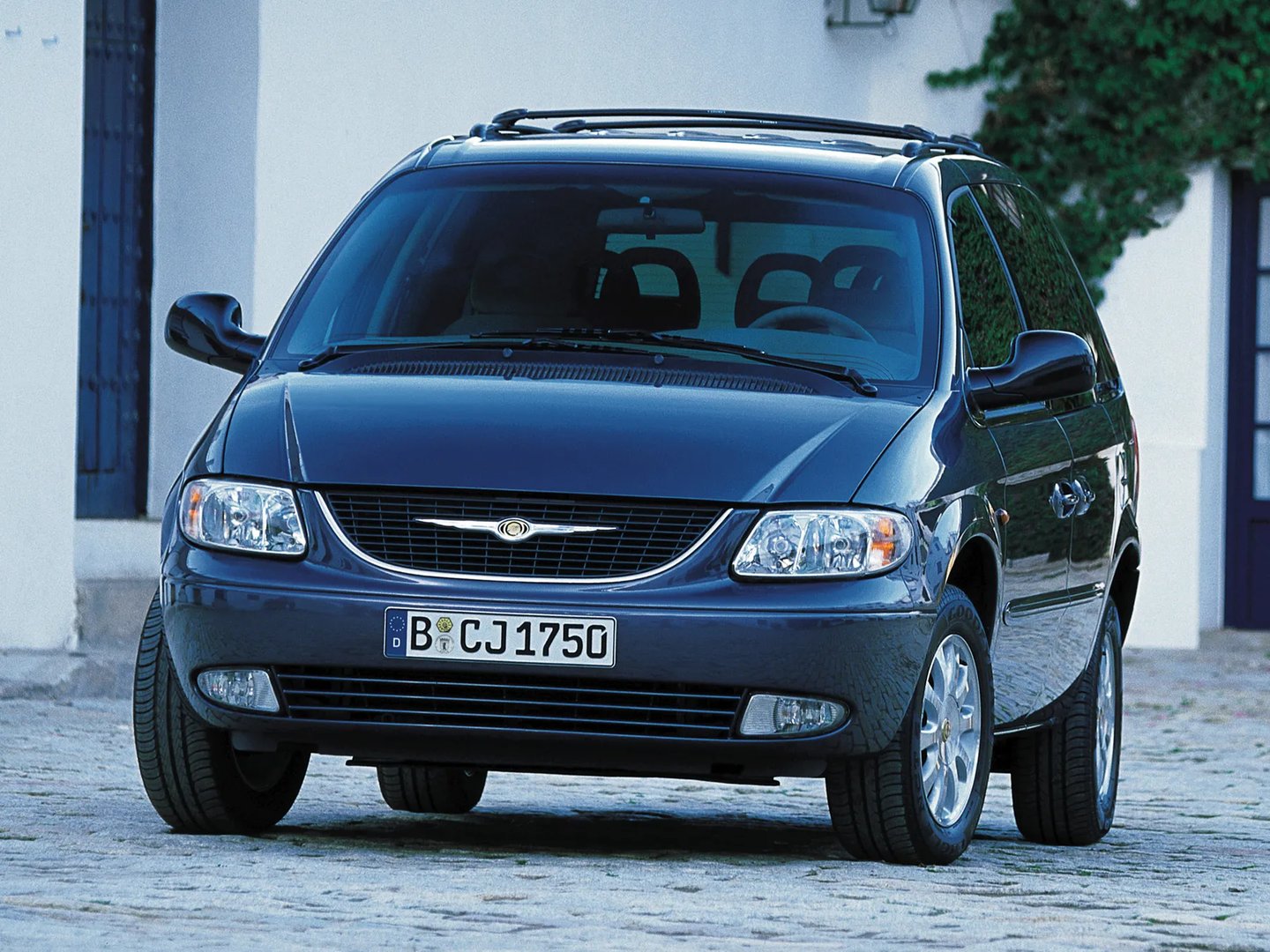 Chrysler_Grand_Voyager_4_generation__Minivan__5.jpg