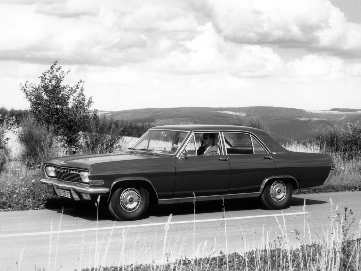 Opel_Admiral_2_generation__Sedan__12.jpg