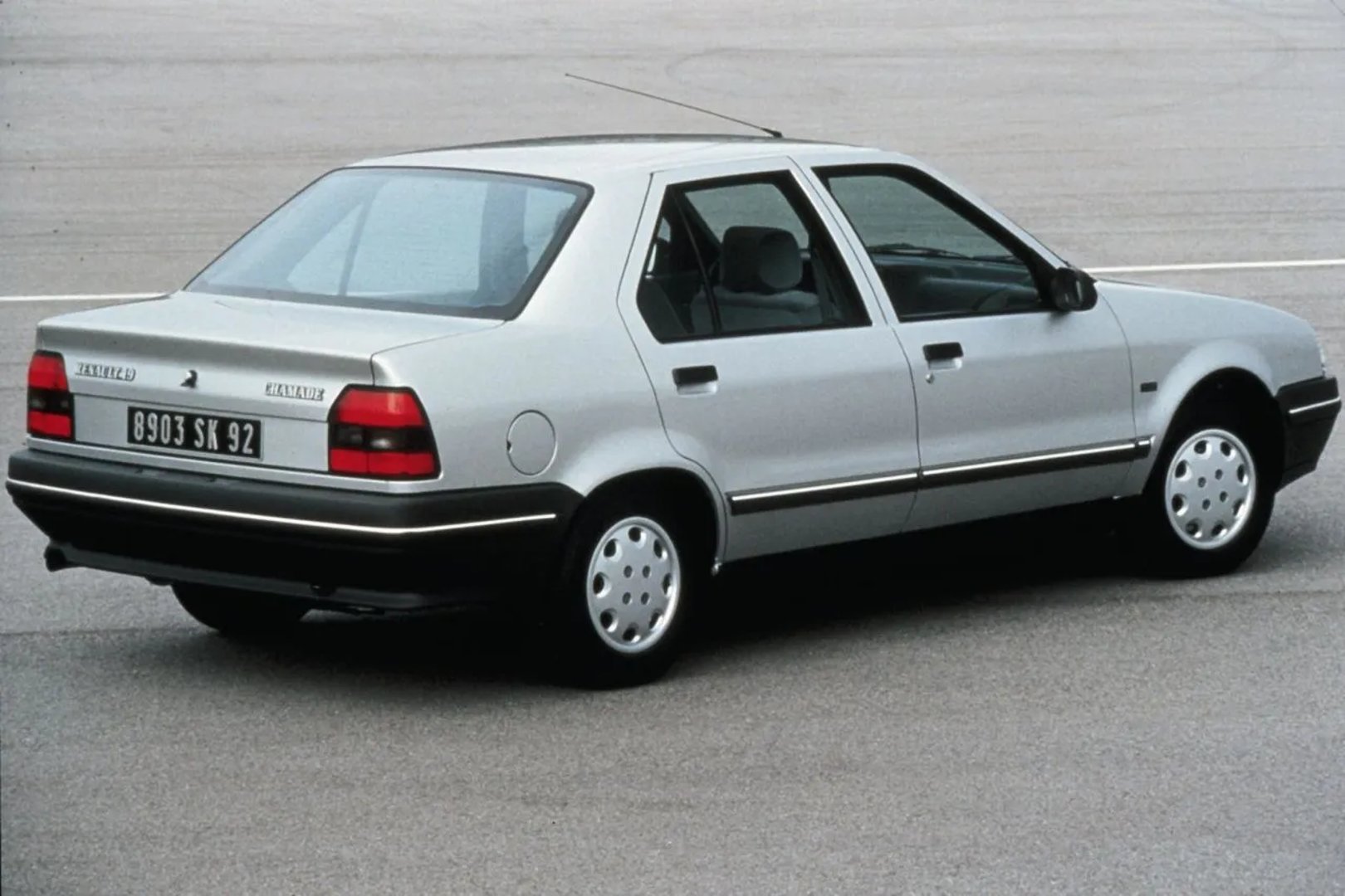 Renault_19_1_generation__Sedan__4.jpg