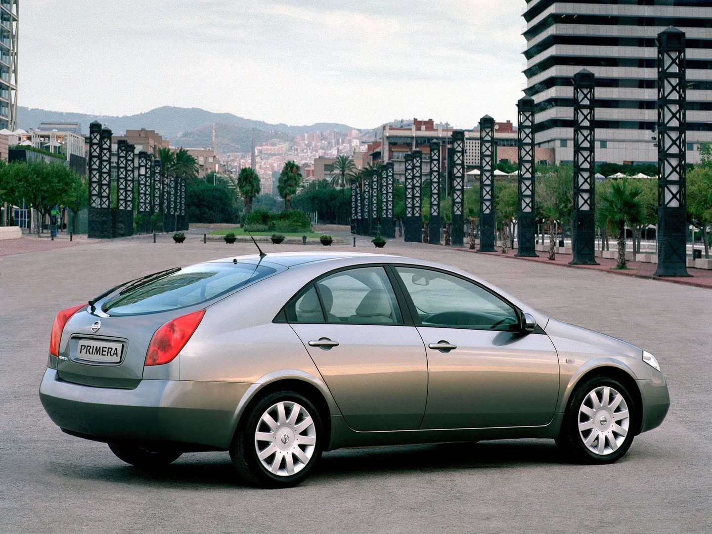 Nissan_Primera_3_generation__Hatchback_5-door__8.jpg