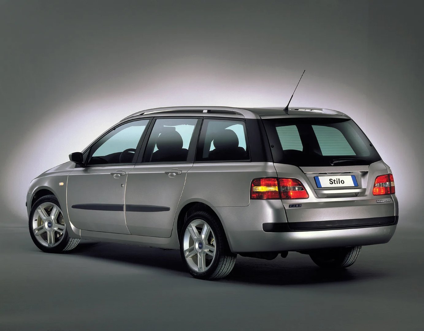 Fiat_Stilo_1_generation__Estate_5-door__1.jpg